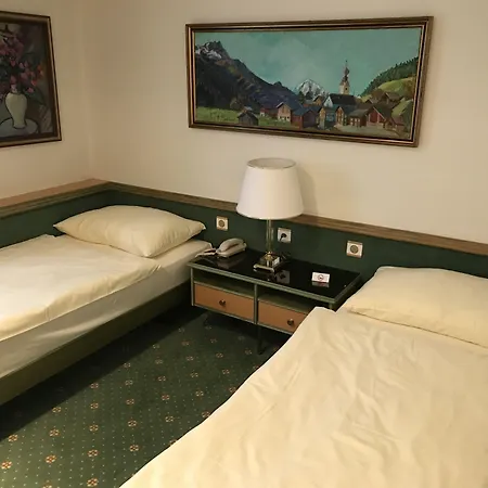 Arlette Beim Hauptbahnhof 2*